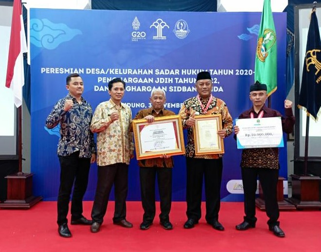 Penyerahan Piagam Penghargaan Anubhawa Sasana Desa Kabupaten Purwakarta